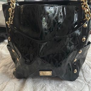 Michael Kors Latge bucket tote.